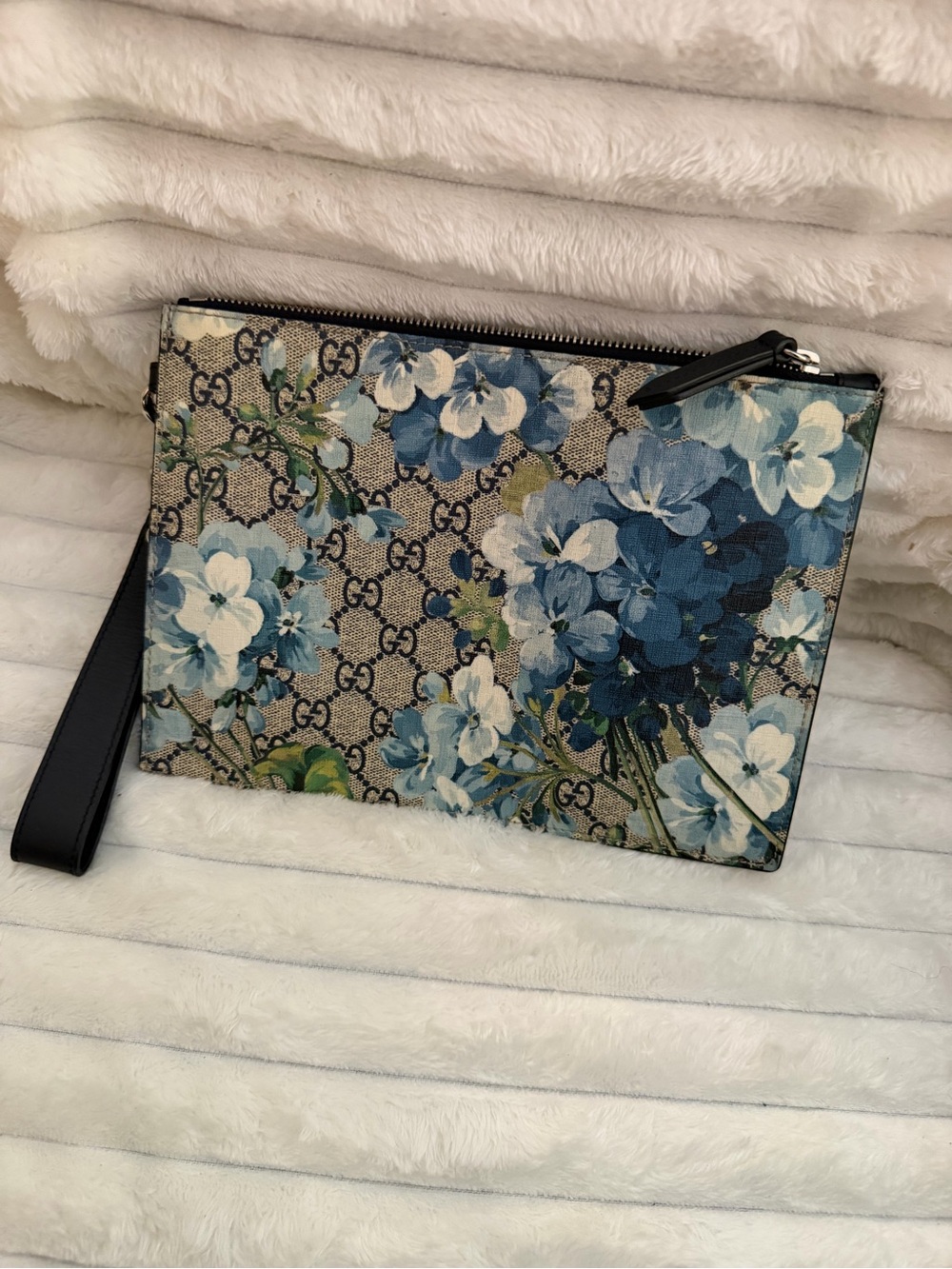Gucci GG Supreme Blooms Small Zip Wristlet Pouch